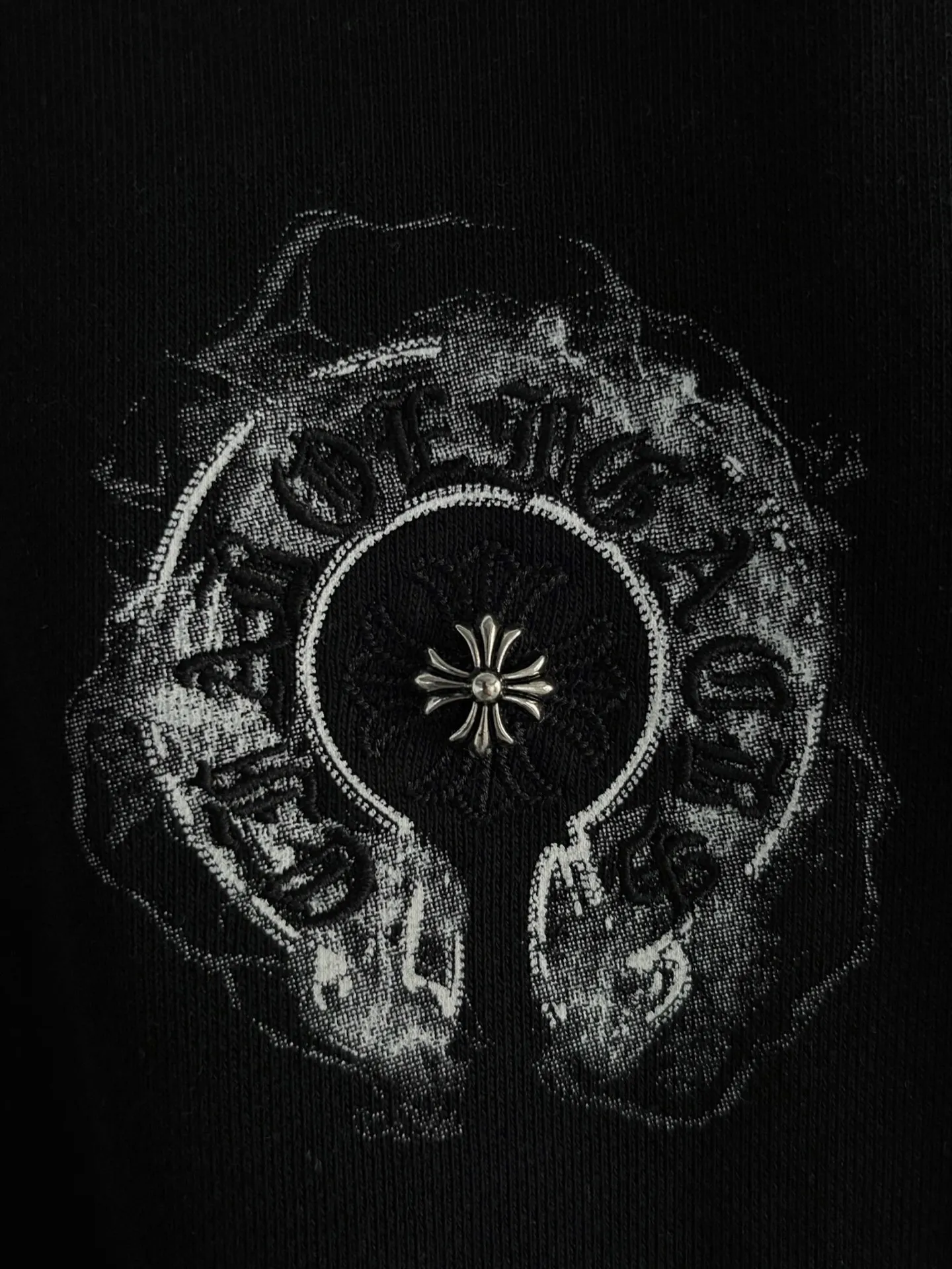 P250 [High Quality] Chrome Hearts Embroidered Horseshoe Rivets🪡+Watermark Letters‼ ️Round neck sweatshirt *Customized 420g terry cotton fabric, soft, skin-friendly and comfortable *Embroidery process: front horseshoe print + rivet embroidery *A very simple and elegant classic continuation. It is unparalleled in terms of upper body comfort, interpreting your luxury and taste, and creating your fashion style and charm. Three complete standards. Same style for men and women. 𝐂𝐎𝐋𝐎𝐔𝐑: Black/White 𝐒𝐈𝐙𝐄: S-XL